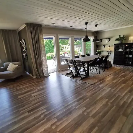 Sentral Familievennlig Bolig Med Hage Og Uteplass Holiday home *