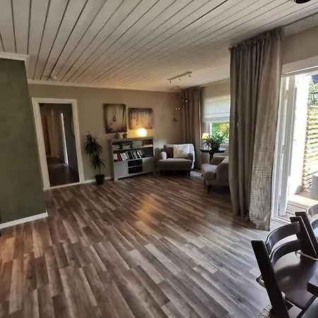 Sentral Familievennlig Bolig Med Hage Og Uteplass Holiday home *