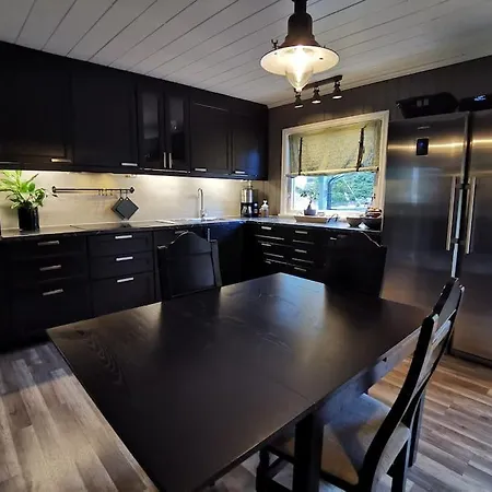 Sentral Familievennlig Bolig Med Hage Og Uteplass Holiday home Arendal