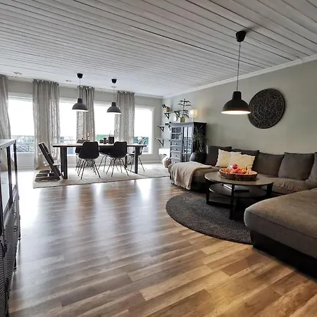 Nyaraló Sentral Familievennlig Bolig Med Hage Og Uteplass Arendal